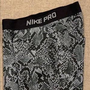 Nike Pro snakeskin cropped leggings !!